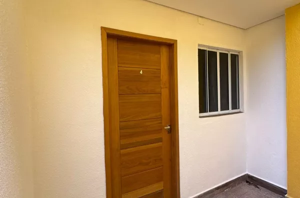 Casa com 02 dormitórios, sala, cozinha, banheiro e área de serviço. Fácil acesso a Avenida Imperador
