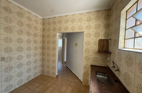 Casa com 01 dormitório, sala, cozinha, banheiro e área de serviço.