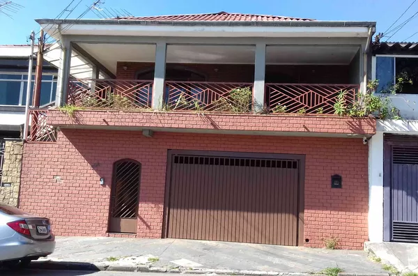 Casa com piscina na Vila RÃ©