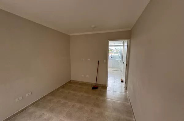 Condomínio fechado com total de 8 casas, 01 dormitório, cozinha, banheiro e área de serviço, fácil acesso aos pontos de ônibus e aos metrôs. 