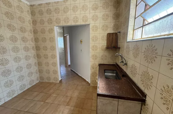 Casa com 01 dormitório, sala, cozinha, banheiro e área de serviço.