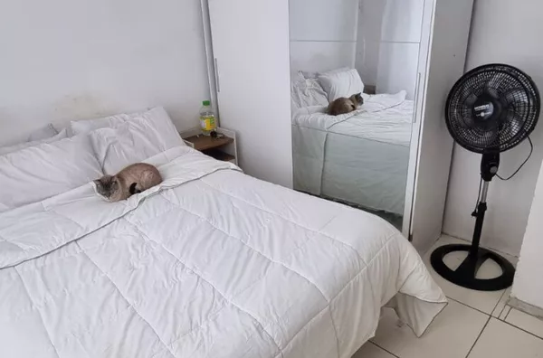 Apartamento com 01 dormitório, sala, cozinha, banheiro e área de serviço. Fácil acesso aos pontos de ônibus.