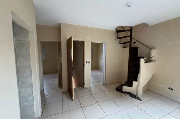 Casa com 03 dormitórios, 01 suíte, sala de estar, sala de jantar, cozinha, banheiro e área de serviço - sem vaga de garagem, com fácil acesso ao metrô Artur Alvim