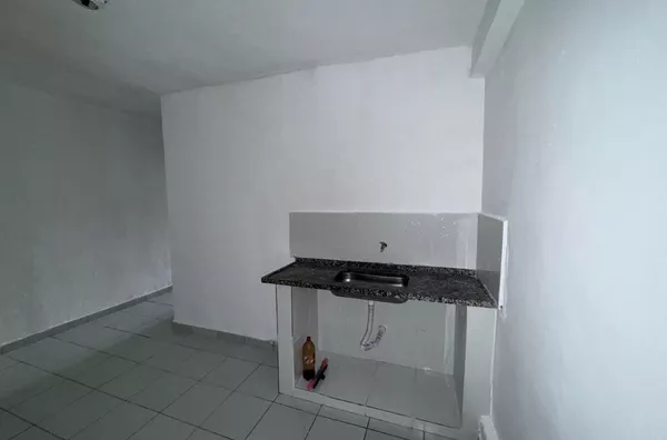 Casa com 02 dormitórios, sala, cozinha grande, banheiro e área de serviço, localizada na Avenida Esperantina