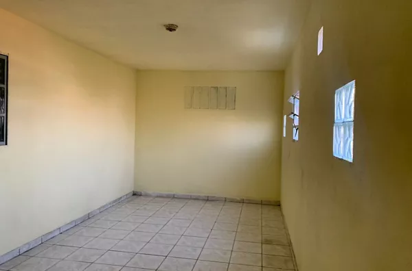 Casa com 01 dormitório grande, cozinha espaçosa, banheiro e área de serviço, com fácil acesso ao metrô Itaquera.