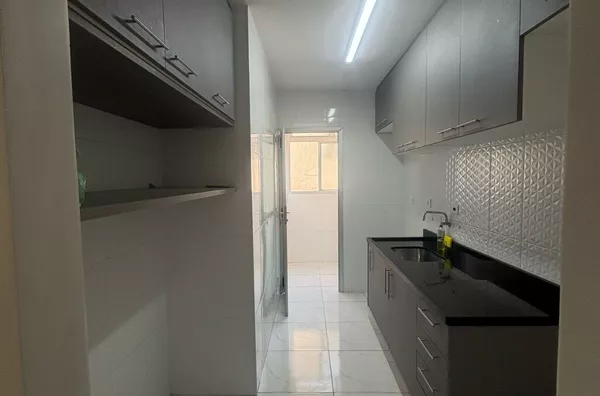 Apartamento com 03 dormitórios, sala, cozinha, banheiro e área de serviço - com 01 vaga de garagem coberta. Ótima localização no Carrão.