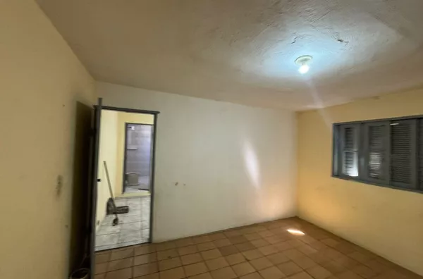 Casa para locação, com 1 dormitório, sala e cozinha