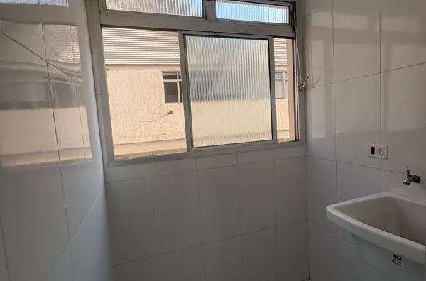 Apartamento com 03 dormitórios, sala, cozinha, banheiro e área de serviço - com 01 vaga de garagem coberta. Ótima localização no Carrão.