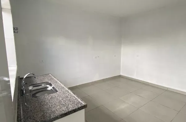 Sobrado Térreo Independente com Garagem – 2 Quartos Grandes | Artur Alvim