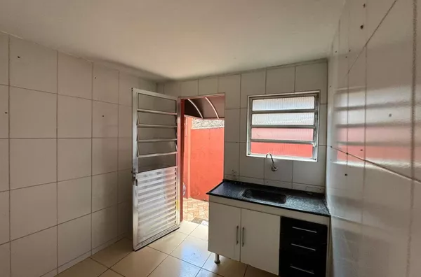 Casa com 02 dormitórios, sala, cozinha, banheiro e área de serviço - sem vaga de garagem. Fácil acesso ao metrô Artur Alvim