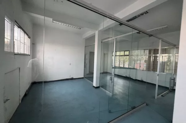 Sala comercial para aluguel na Avenida Águia de Haia, ótima localização