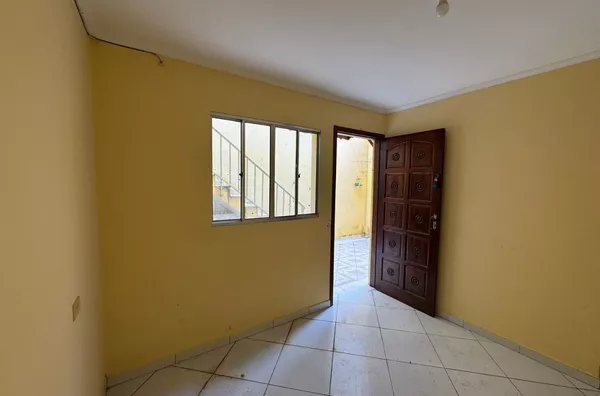 Casa térrea com 01 dormitório, sala, cozinha, banheiro, área de serviço - com 01 vaga de garagem. 