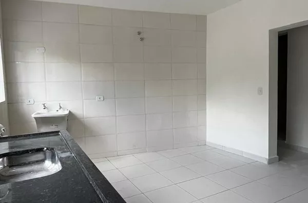 Casa sobre loja com 02 dormitórios, sala e cozinha integrada, cômodos espaçosos, banheiro e área de serviço. Construção nova localizada na Avenida Esperantina, com fácil acesso ao metrô Artur Alvim.