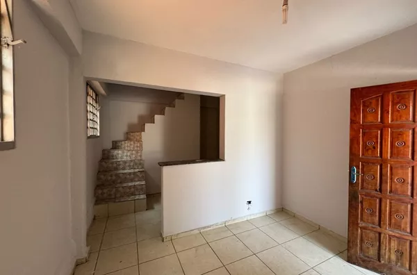 Casa com 02 dormitórios, cozinha americana, banheiro e área de serviço com quintal. Imóvel independente localizado na Rua Iborepi, jardim nordeste. Fácil acesso ao metrô Artur Alvim.