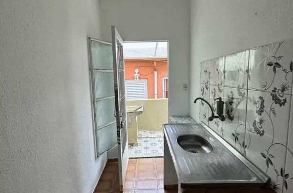 Casa com 01 dormitório grande, cozinha, banheiro e área de serviço - sem vaga de garagem. Sonho Gaucho