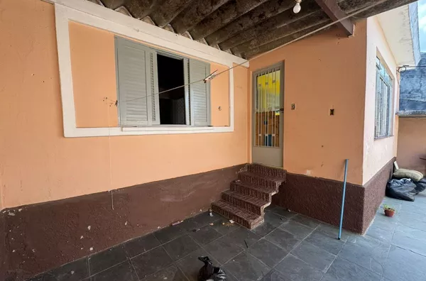 Casa com 01 dormitório, cozinha americana, banheiro, área de serviço e quintal. 