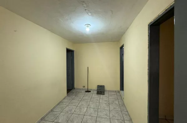 Casa para locação, com 1 dormitório, sala e cozinha