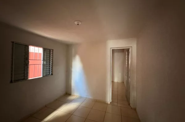 Casa com 02 dormitórios, sala, cozinha, banheiro e área de serviço - sem vaga de garagem. Fácil acesso ao metrô Artur Alvim