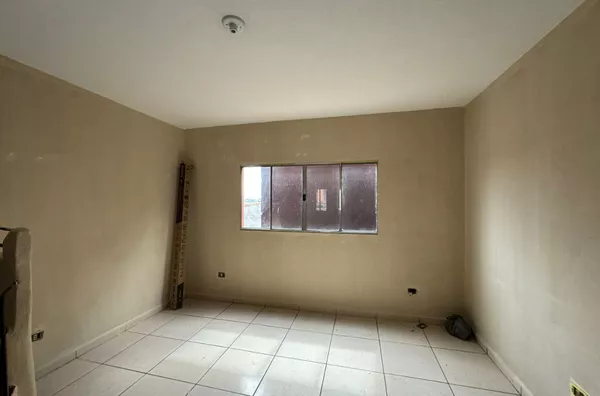 Casa com 03 dormitórios, 01 suíte, sala de estar, sala de jantar, cozinha, banheiro e área de serviço - sem vaga de garagem, com fácil acesso ao metrô Artur Alvim