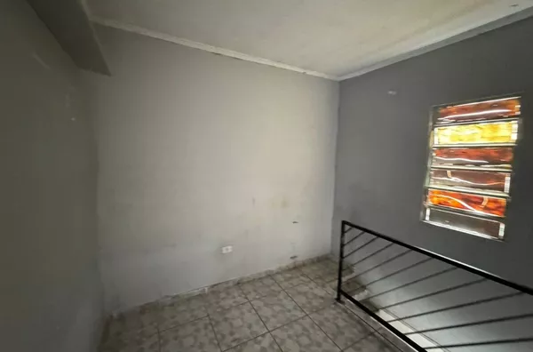 Casa com 01 dormitório grande, cozinha azulejada, banheiro espaçoso, quintal na parte superior, área de serviço - sem vaga de garagem.