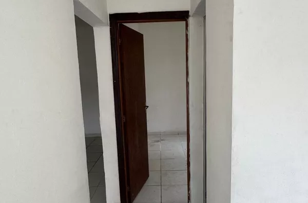 Casa com 01 dormitório, sala, cozinha, banheiro e área de serviço       