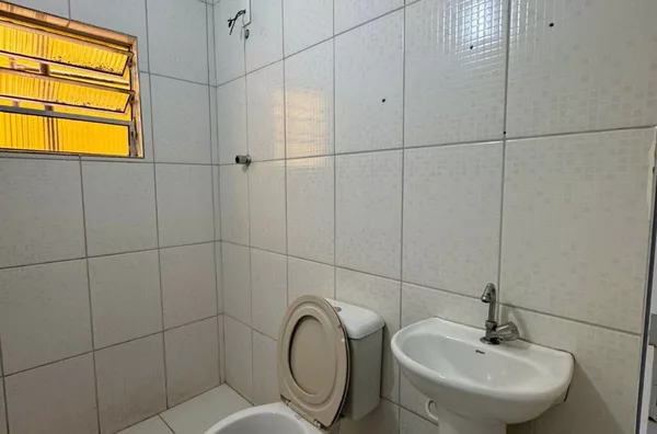 Casa térrea com 01 dormitório, cozinha, banheiro e área de serviço - sem vaga de garagem. Travessa da Avenida Augusto Antunes. - Foto 3