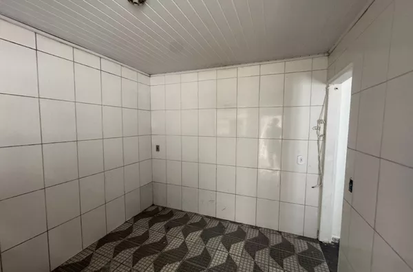 Casa térrea com 01 dormitório, cozinha, banheiro e área de serviço - sem vaga de garagem. 20 minutos andando do metrô Artur Alvim.