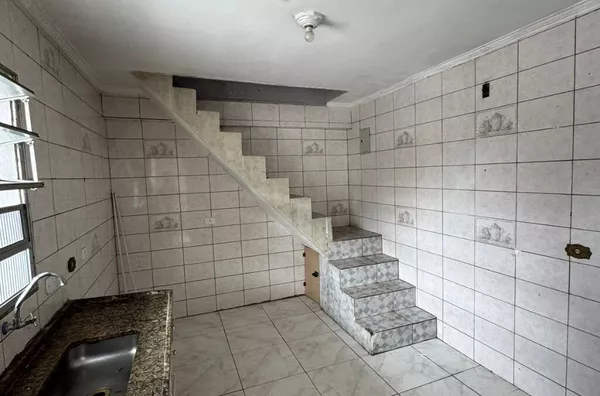 Casa com 01 dormitório grande, cozinha azulejada, banheiro espaçoso, quintal na parte superior, área de serviço - sem vaga de garagem.