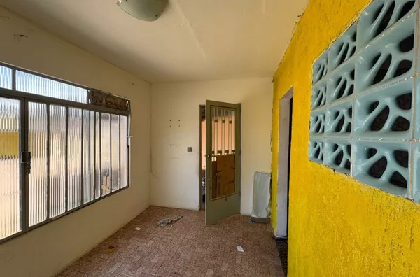 Casa com 01 dormitório, cozinha americana, banheiro, área de serviço e quintal. 