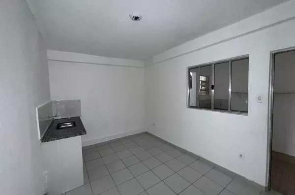 Casa com 02 dormitórios, sala, cozinha grande, banheiro e área de serviço, localizada na Avenida Esperantina