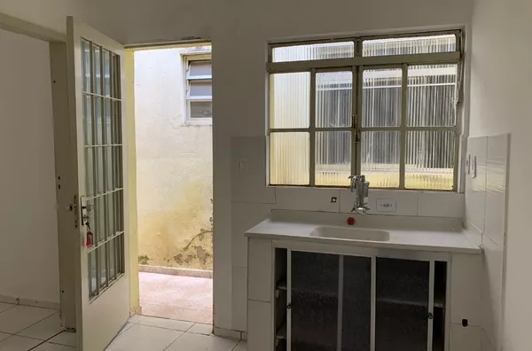 Casa com 01 dormitório, cozinha e banheiro, sem vaga de garagem próximo ao metrô Itaquera. 