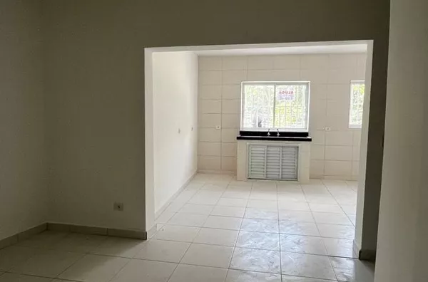 Casa sobre loja com 02 dormitórios, sala e cozinha integrada, cômodos espaçosos, banheiro e área de serviço. Construção nova localizada na Avenida Esperantina, com fácil acesso ao metrô Artur Alvim.