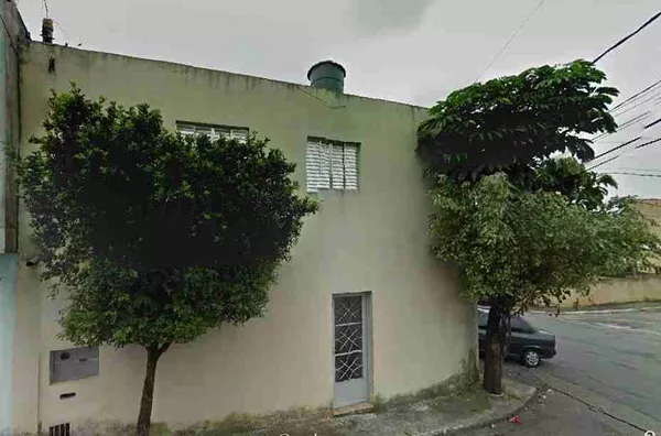Casa com 02 dormitórios, sala, cozinha, banheiro e área de serviço. Entrada independente 