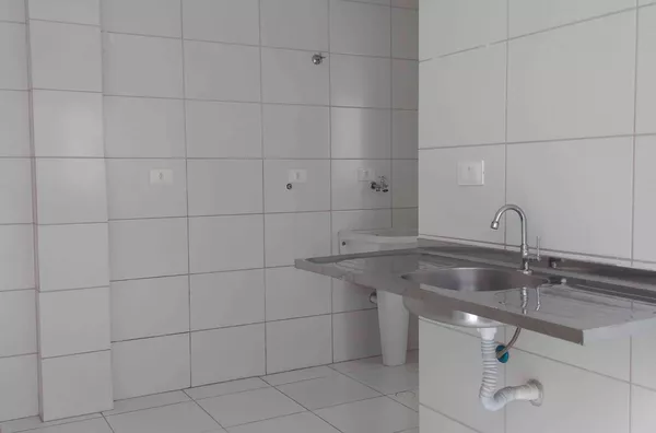 Condomínio fechado com 01 dormitório, cozinha, banheiro e área de serviço. 10 minutos andando do metrô Patriarca.