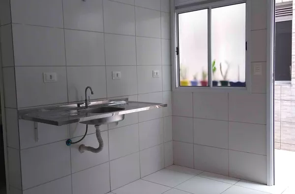 Condomínio fechado com 01 dormitório, cozinha, banheiro e área de serviço. 10 minutos andando do metrô Patriarca.