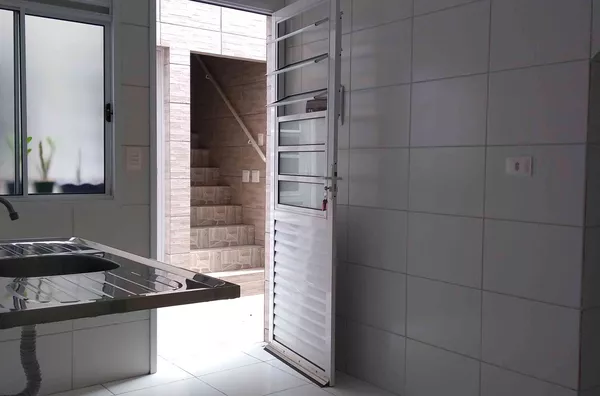 Condomínio fechado com 01 dormitório, cozinha, banheiro e área de serviço. 10 minutos andando do metrô Patriarca.