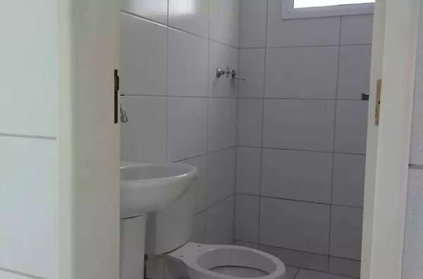 Condomínio fechado com 01 dormitório, cozinha, banheiro e área de serviço. 10 minutos andando do metrô Patriarca.