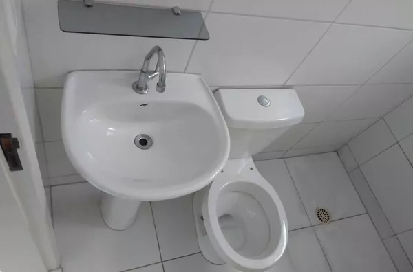 Condomínio fechado com 01 dormitório, cozinha, banheiro e área de serviço. 10 minutos andando do metrô Patriarca.