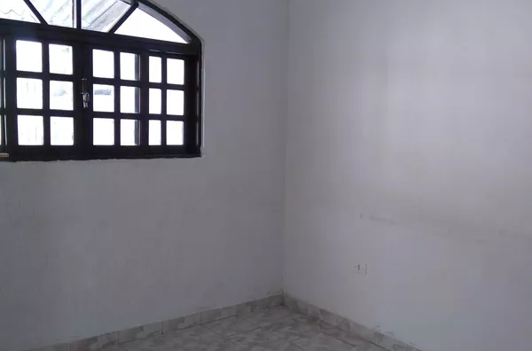 Casa térrea com 02 dormitórios, sala, cozinha, banheiro e área de serviço - com 01 vaga de garagem. Documentação OK, aceita financiamento.