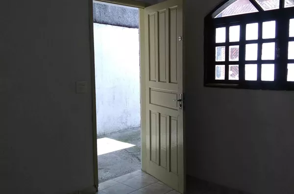 Casa térrea com 02 dormitórios, sala, cozinha, banheiro e área de serviço - com 01 vaga de garagem. Documentação OK, aceita financiamento.