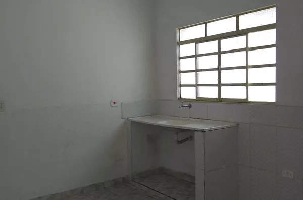 Casa térrea com 02 dormitórios, sala, cozinha, banheiro e área de serviço - com 01 vaga de garagem. Documentação OK, aceita financiamento.