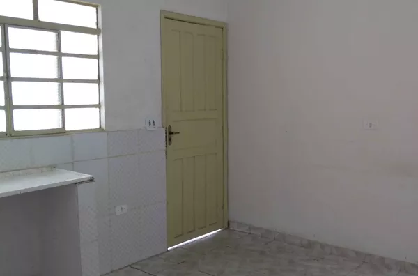 Casa térrea com 02 dormitórios, sala, cozinha, banheiro e área de serviço - com 01 vaga de garagem. Documentação OK, aceita financiamento.