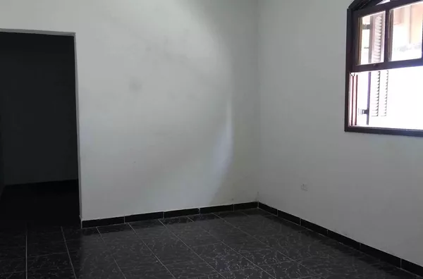 Casa térrea com 02 dormitórios, sala, cozinha, banheiro e área de serviço - com 01 vaga de garagem. Documentação OK, aceita financiamento.