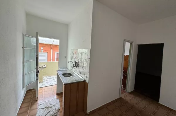 Casa com 01 dormitório grande, cozinha, banheiro e área de serviço - sem vaga de garagem. Sonho Gaucho