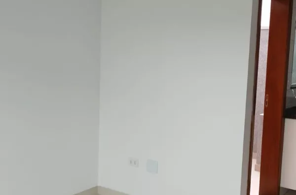 Sobrado em condomínio com 02 suítes, sala, cozinha, banheiro e área de serviço - com 02 vagas de garagem.