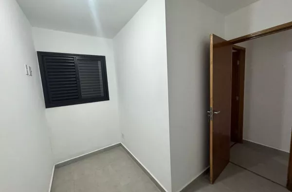 Condomínio construção nova com total de 8 casas, 02 dormitórios, sala conjugada, banheiro e área de serviço. 