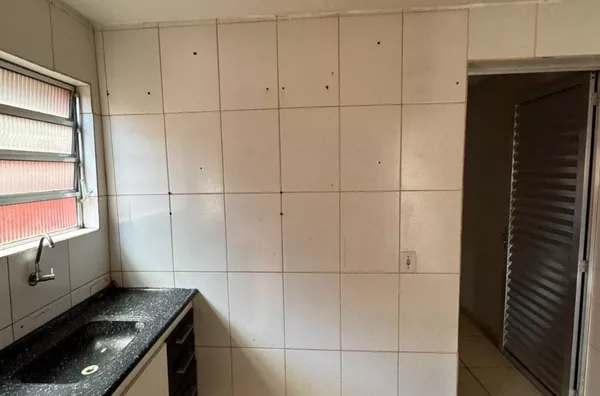 Casa com 02 dormitórios, sala, cozinha, banheiro e área de serviço - sem vaga de garagem. Fácil acesso ao metrô Artur Alvim