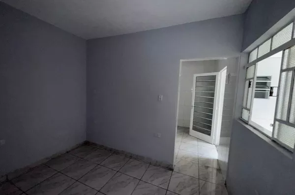 Casa com 01 dormitório, cozinha, banheiro, área de serviço.