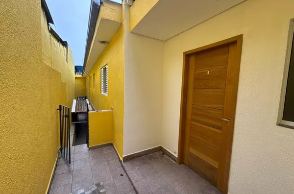 Casa com 02 dormitórios, sala, cozinha, banheiro e área de serviço. Fácil acesso a Avenida Imperador