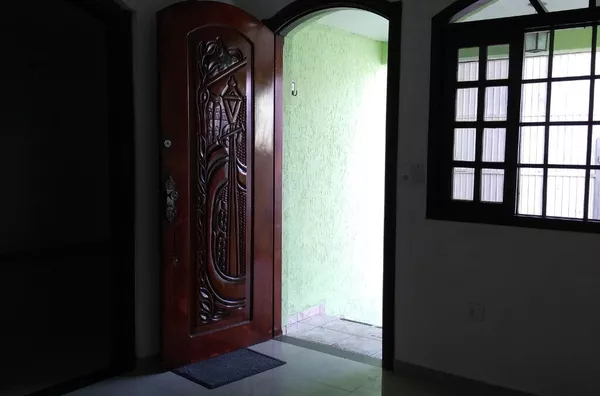 casa com 02 dormitórios grandes e vaga de garagem